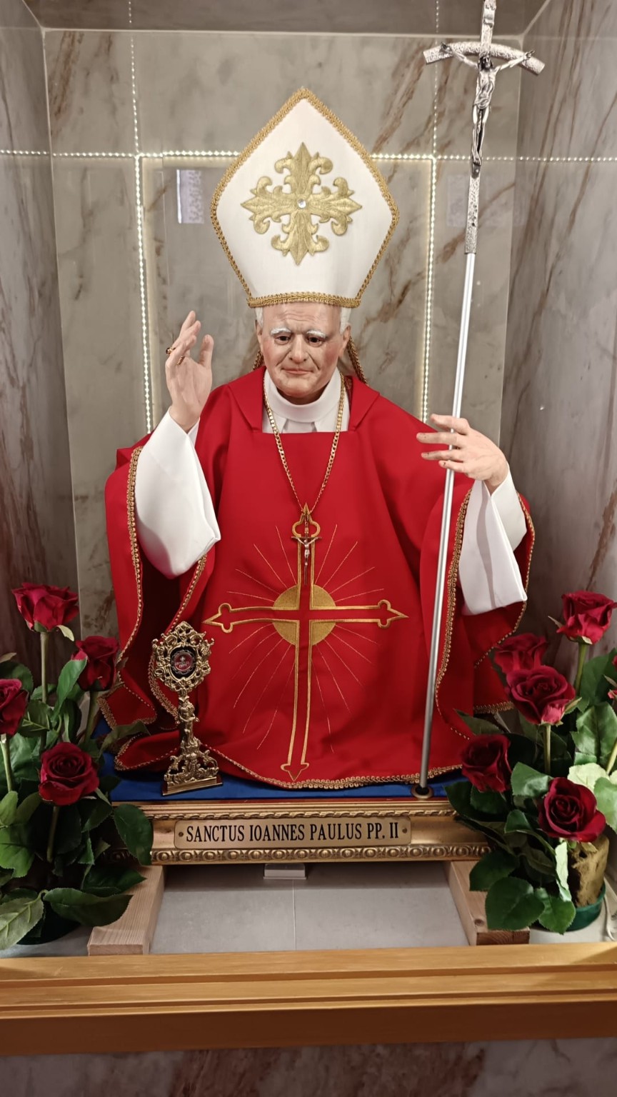 Statua di San Giovanni Paolo II con reliquiario nella sede