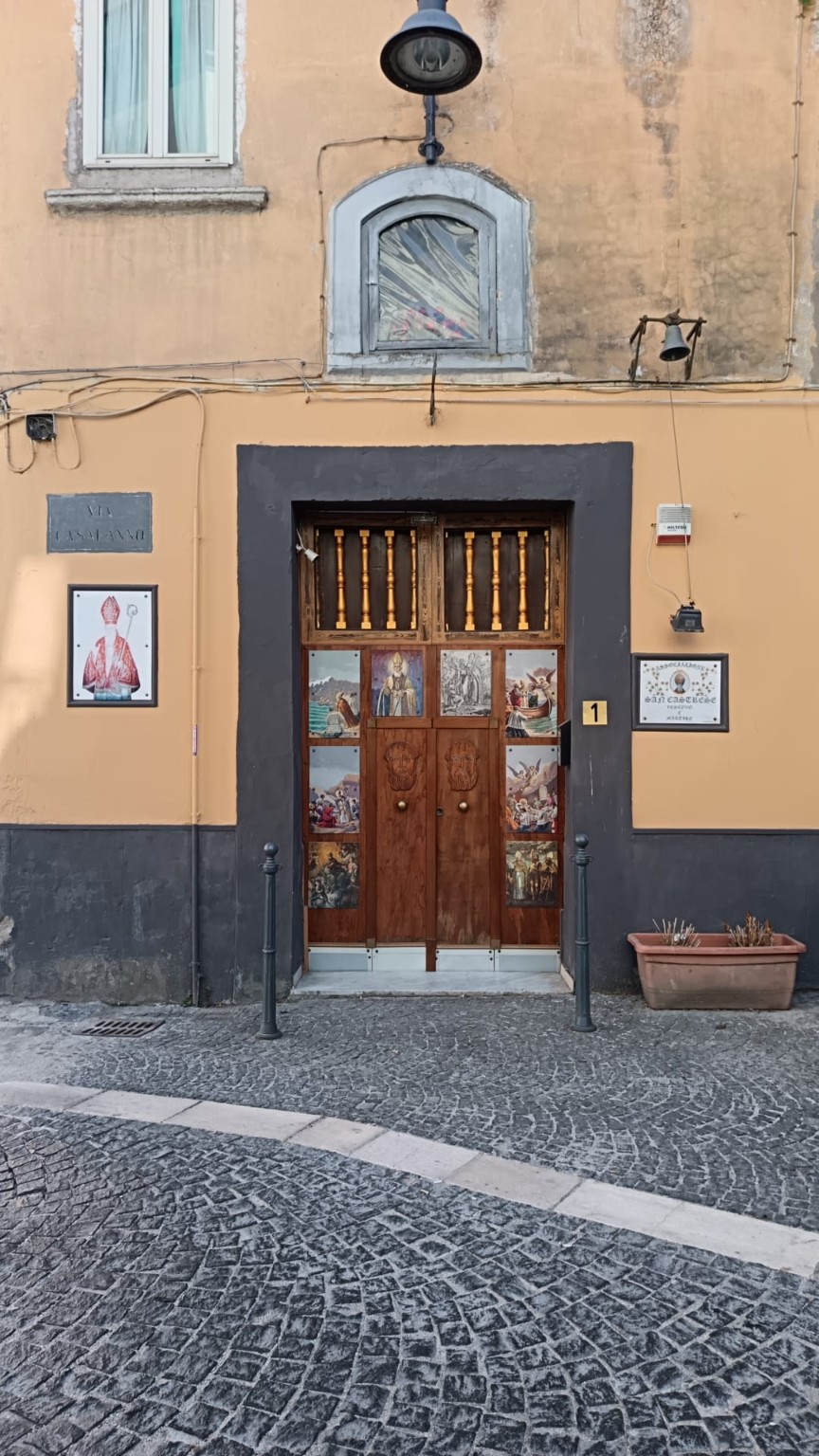 Ingresso esterno dell’Associazione San Castrese in Via Casalanno 1
